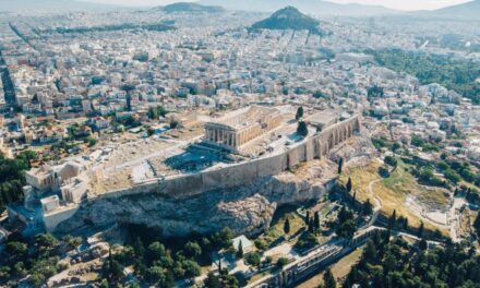 «Φρένο» στις νέες άδειες Airbnb, αλλά η τουριστική πίεση παραμένει στο κόκκινο