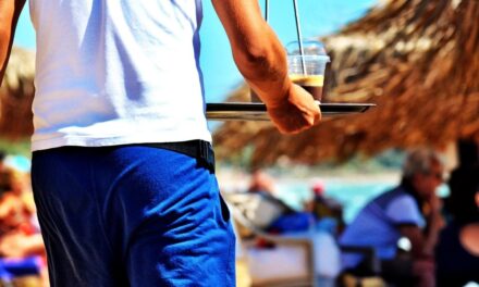 «Εργαζόμενοι σε φέρετρα και… πελάτες σε ξαπλώστρες»: Οι μεθοδεύσεις των εργοδοτών για να παρακάμψουν την ψηφιακή κάρτα εργασίας