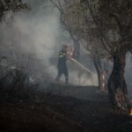 Φωτιά στο Πλωμάρι Λέσβου: Ολονύκτια μάχη με τις αναζωπυρώσεις