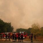 Μια στρατιά εθελοντών στηρίζει τους πυροσβέστες και τους εκτοπισμένους κατοίκους στα μετόπισθεν των πυρκαγιών (Βίντεο)