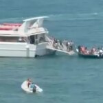 Εκατοντάδες τουρίστες και λουόμενοι απομακρύνθηκαν δια θαλάσσης από ένα χωριό της Απουλίας όπου έχει ξεσπάσει πυρκαγιά