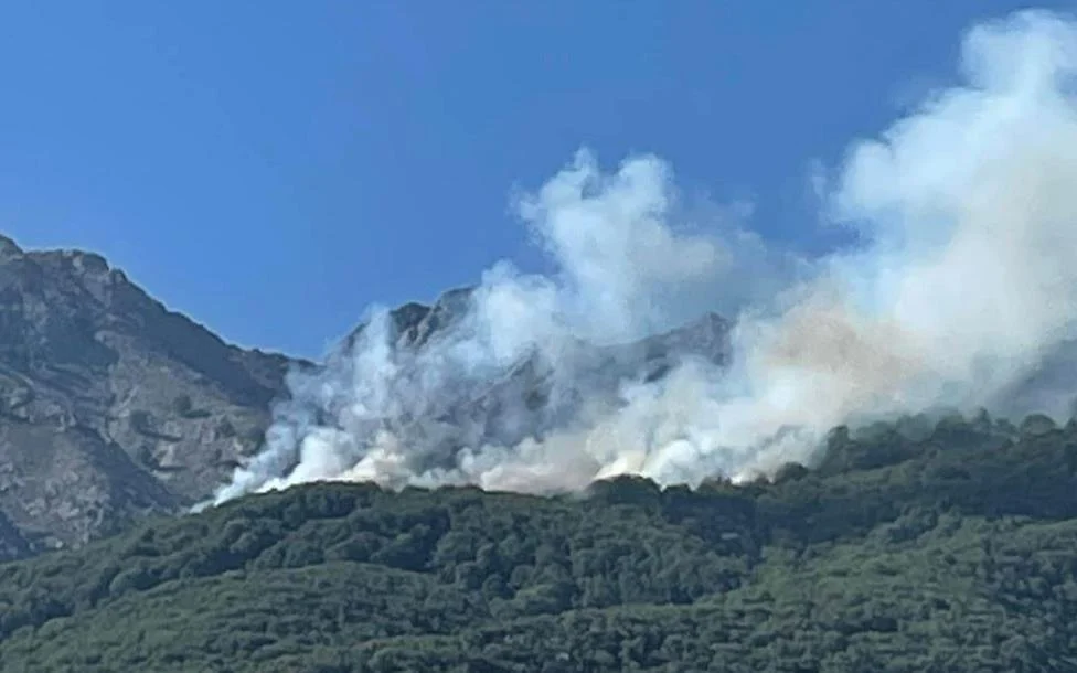 Φωτά στο στο Πανόραμα Αιγιαλείας: Εκκενώνονται τέσσερις οικισμοί