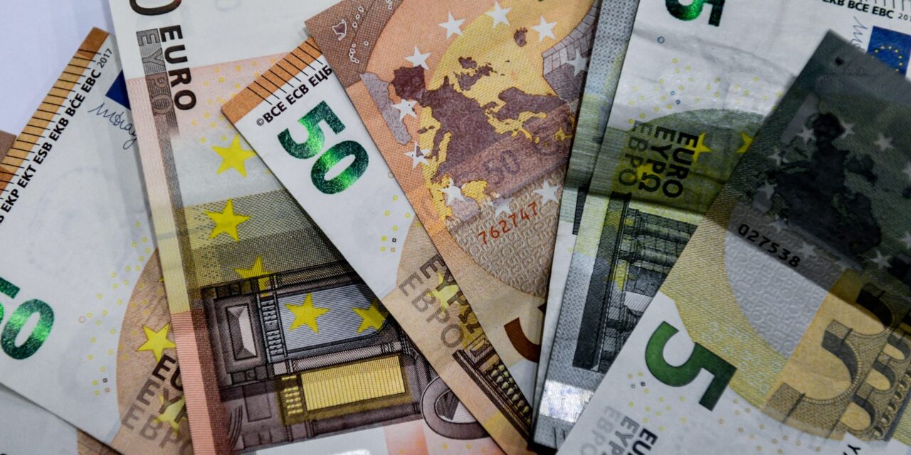 ΑΑΔΕ: Τι ισχύει για δωρεές, χαρτζιλίκια και μεταφορές χρημάτων μεταξύ συγγενών