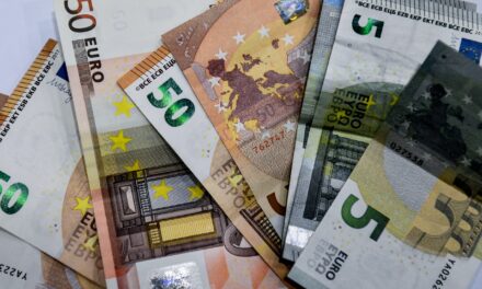ΑΑΔΕ: Τι ισχύει για δωρεές, χαρτζιλίκια και μεταφορές χρημάτων μεταξύ συγγενών