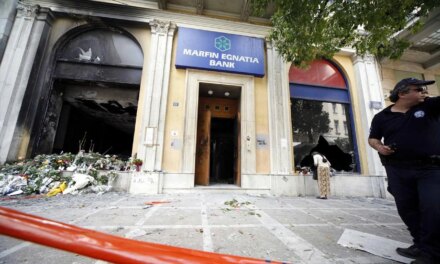 Επιστρέφει στην Ελλάδα η 46χρονη που κατηγορείται για συμμετοχή στον εμπρησμό της Marfin