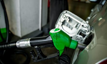 Καύσιμα: Σε τροχιά αποκλιμάκωσης οι τιμές – Κάτω από τα 2 ευρώ η αμόλυβδη στα μεγάλα αστικά κέντρα, πτώση 5% στο Brent