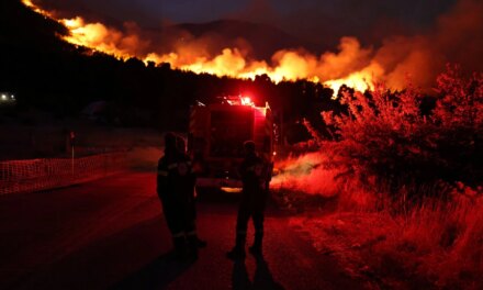 Μάχη με τις φλόγες στη Δυτική Αττική