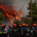 Φωτιά στη Δυτική Αττική: Συνεχίζεται η μάχη στα πύρινα μέτωπα