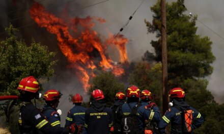 Φωτιά στη Δυτική Αττική: Συνεχίζεται η μάχη στα πύρινα μέτωπα