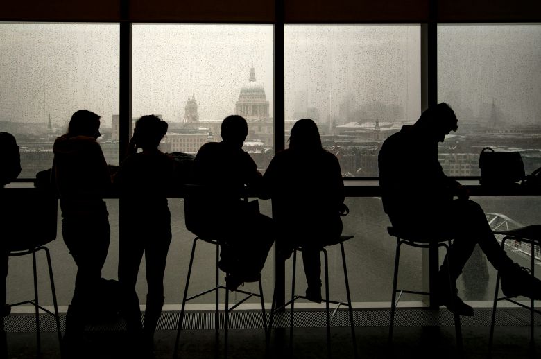 Παγκόσμια αύξηση της ανεργίας των νέων – Στο επίκεντρο οι επιπτώσεις της Τεχνητής Νοημοσύνης