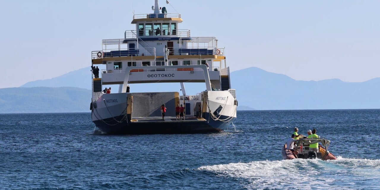 502 πολίτες απομακρύνθηκαν δια θαλάσσης από τις φλεγόμενες περιοχές