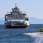 502 πολίτες απομακρύνθηκαν δια θαλάσσης από τις φλεγόμενες περιοχές