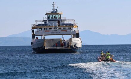 502 πολίτες απομακρύνθηκαν δια θαλάσσης από τις φλεγόμενες περιοχές