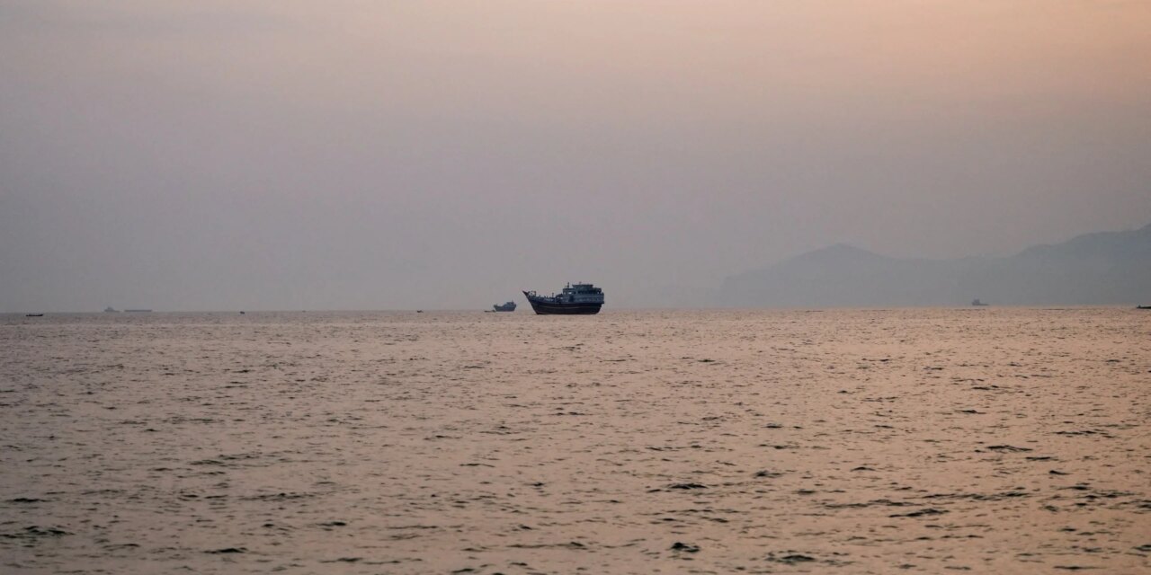 Δεξαμενόπλοιο ανέφερε δύο εκρήξεις κοντά στα Στενά