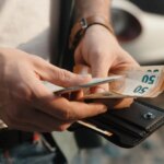 Οι Ευρωπαίοι που ξέχασαν την όψη των μετρητών και αυτοί που αντιστεκονται σθεναρά στο ψηφιακό χρήμαα