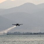 Πυρκαγιά στη Σκύρο: «Ανοίγει» το μέτωπο, εκκενώνονται οικισμοί