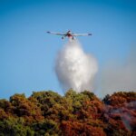 Στη μάχη με τη μεγάλη φωτιά στην Αττική επιχειρούν 34 εναέρια μέσα
