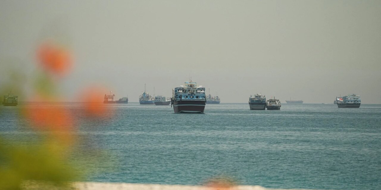 Νέα έκρηξη κοντά σε δεξαμενόπλοιο – Το Ιράν διαψεύδει συμφωνία για το άνοιγμα του Ορμούζ