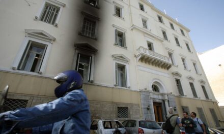Όχι στο ξεπούλημα του ιστορικού κτηρίου της Κλαυθμώνος
