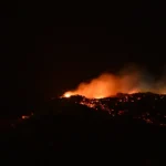 Ολονύχτια μάχη με τις αναζωπυρώσεις – «Κανείς δεν εφησυχάζει»