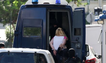 Δεν είναι η εντολέας μου στις φωτογραφίες από την επίθεση στη Marfin
