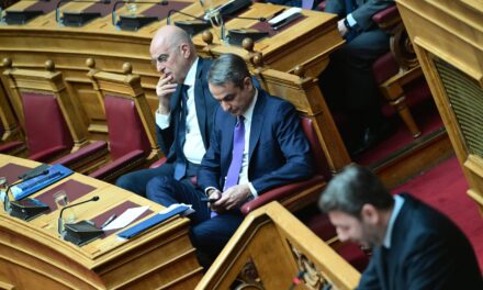 Όλοι οι Συνταγματάρχες γελάνε με τον πρωθυπουργό που θα πατάξει το ρουσφέτι! Σκάνδαλο με συνεργάτη του ΥΕΘΑ