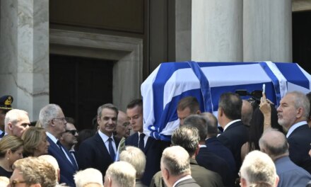 «Μας αφήνεις βαριά κληρονομιά, την ευθύνη απέναντι στην πατρίδα»