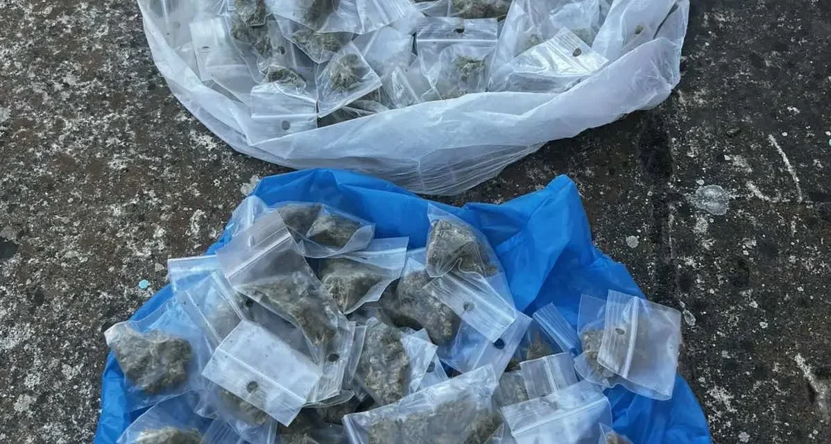 Χειροπέδες σε 35χρονο με εκατοντάδες συσκευασίες ναρκωτικών εντός σχολείου
