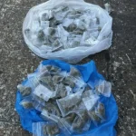 Χειροπέδες σε 35χρονο με εκατοντάδες συσκευασίες ναρκωτικών εντός σχολείου
