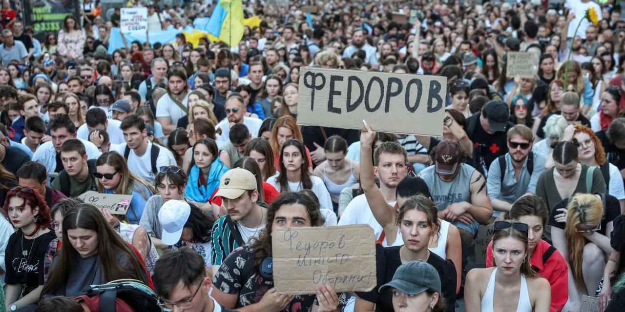 Χιλιάδες διαδηλωτές στο Κίεβο ζητούν την επιστροφή του Φέντοροφ στο υπουργείο Άμυνας
