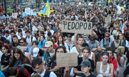 Χιλιάδες διαδηλωτές στο Κίεβο ζητούν την επιστροφή του Φέντοροφ στο υπουργείο Άμυνας