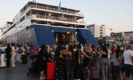 Αυξημένη αναμένεται η έξοδος από τα λιμάνια της Αττικής παρά τα προβλήματα που έχουν δημιουργήσει οι ισχυροί άνεμοι