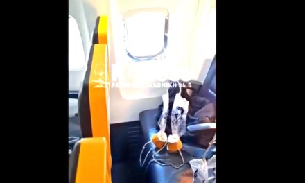 Σπασμένο εξάρτημα κινητήρα συνέτριψε το παράθυρο που «ρούφηξε» τον επιβάτη