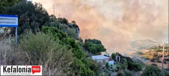 Φωτιά στην Κεφαλονιά: Ενισχύσεις σε πυροσβεστικές δυνάμεις