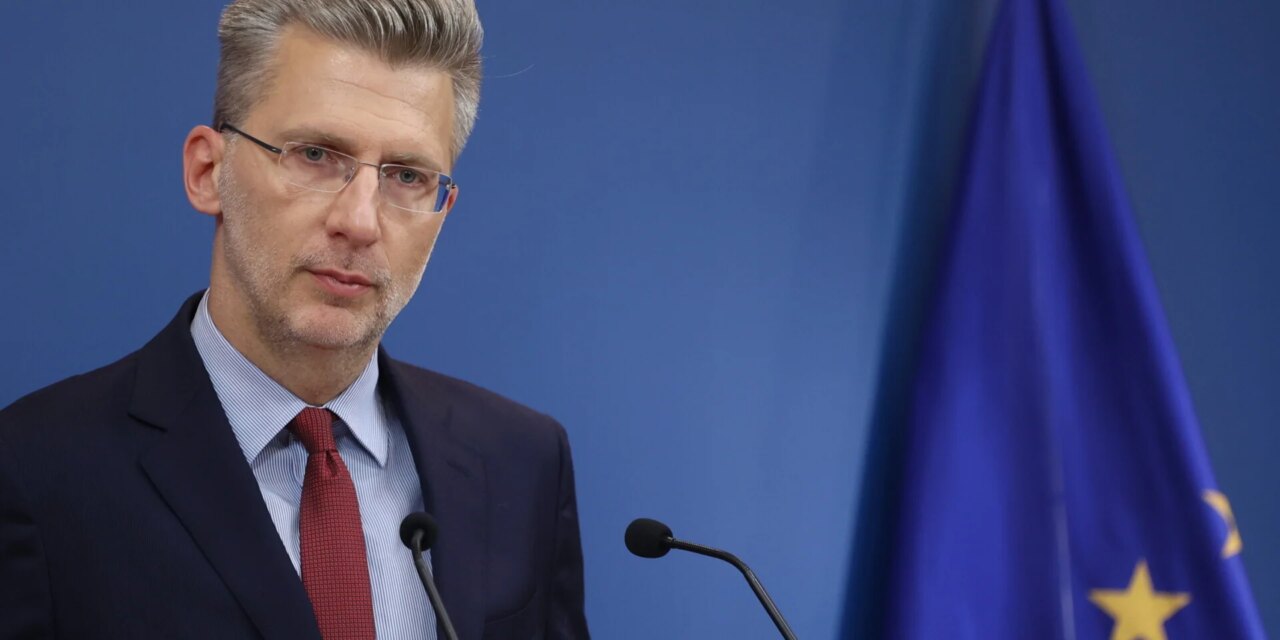 Οι βολές Σκέρτσου για «αναλύσεις της παραλίας» και η απάντηση του ΠΑΣΟΚ