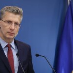 Οι βολές Σκέρτσου για «αναλύσεις της παραλίας» και η απάντηση του ΠΑΣΟΚ