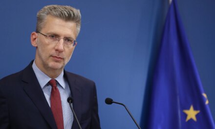 Οι βολές Σκέρτσου για «αναλύσεις της παραλίας» και η απάντηση του ΠΑΣΟΚ