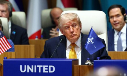 «Περίεργες» δηλώσεις Τραμπ για Ιράν: «Κρατάμε χαμηλούς τόνους»