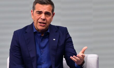 Όπου και να σταθούμε αυτές τις μέρες, η Ελλάδα μας πληγώνει
