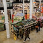Οι λιανικές πωλήσεις υποχώρησαν απροσδόκητα τον Ιούλιο