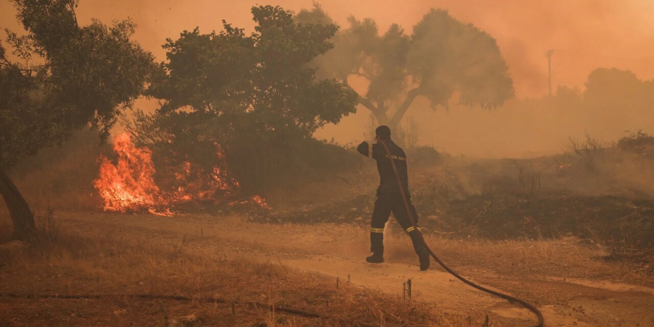Φωτιά στη Δυτική Αττική: Νέο μήνυμα για εκκενώσεις 4 οικισμών