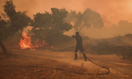 Φωτιά στη Δυτική Αττική: Νέο μήνυμα για εκκενώσεις 4 οικισμών