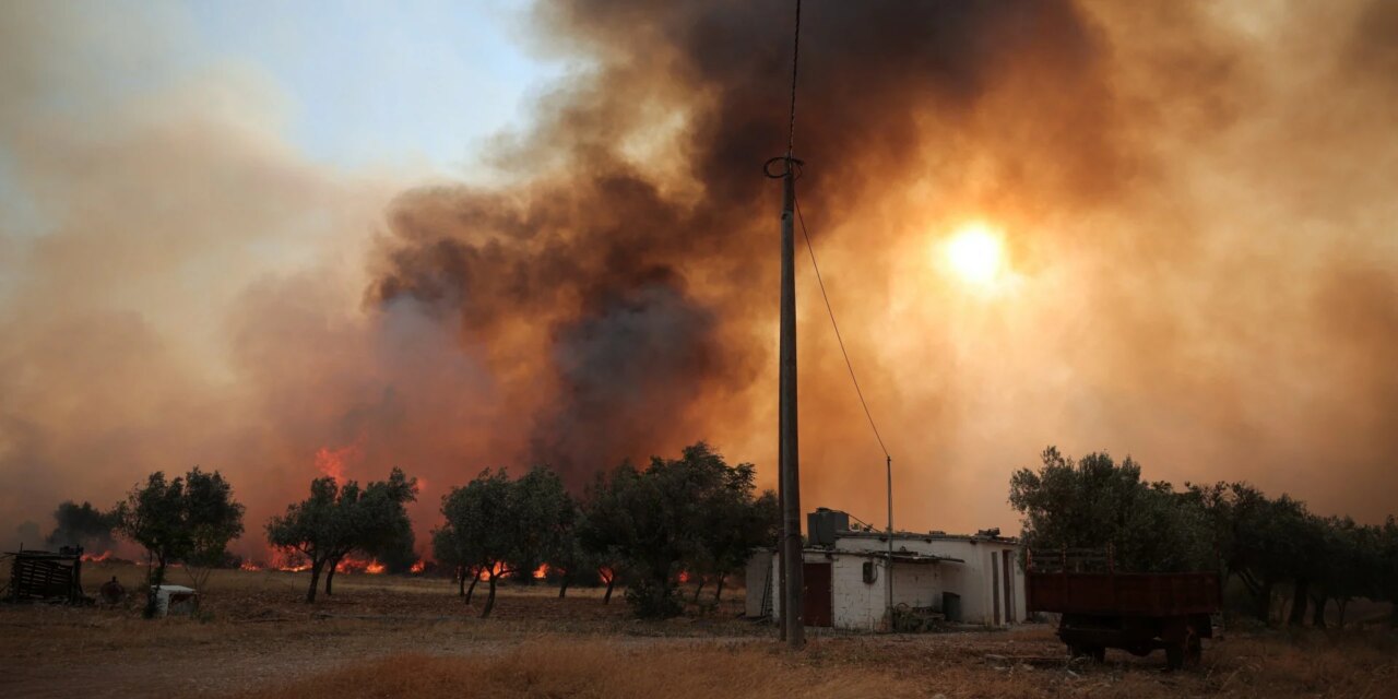 Ραγδαία η επέλαση της πυρκαγιάς σε Βίλια, Άγιο Νεκτάριο, Αγία Παρασκευή, Κρύο Πηγάδι- Πληροφορίες ότι καίγονται σπίτια