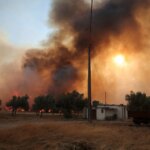 Ραγδαία η επέλαση της πυρκαγιάς σε Βίλια, Άγιο Νεκτάριο, Αγία Παρασκευή, Κρύο Πηγάδι- Πληροφορίες ότι καίγονται σπίτια