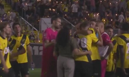 Οι οπαδοί της ΝΑΚ Μπρέντα τραγουδούν για την νεογέννητη κόρη του Σέουντεντς που έφυγε από τη ζωή