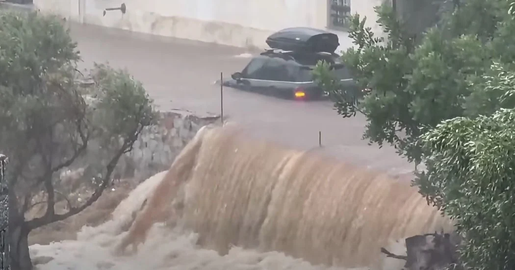 Το καλοκαιρινό μπουρίνι έγινε εφιάλτης – Χείμαρροι οι δρόμοι, ζημιές σε σπίτια και καταλύματα