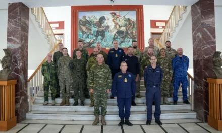 Ο Αρχηγός ΓΕΕΘΑ στο Στρατηγείο της ευρωπαϊκής επιχείρησης «ΑΣΠΙΔΕΣ» στη Λάρισα