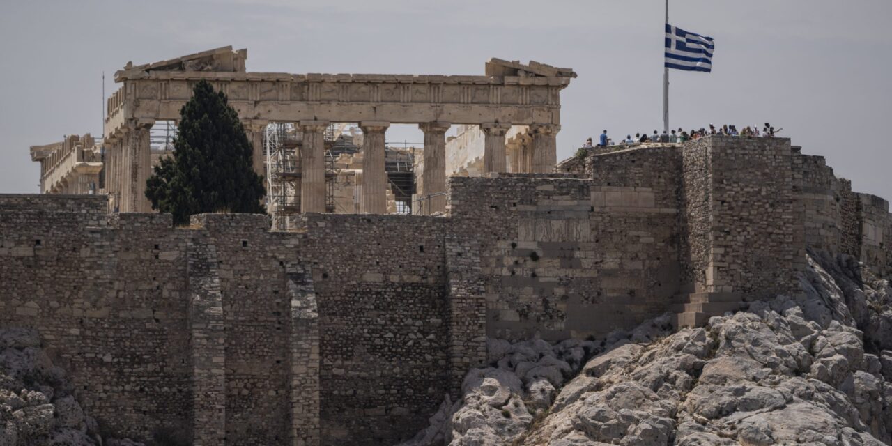Τι σηματοδοτεί η διπλή αναβάθμιση από τους οίκους αξιολόγησης – Τα άμεσα οφέλη για την ελληνική οικονομία