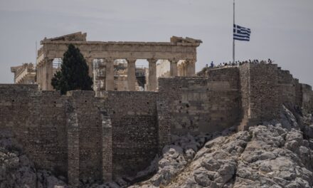 Τι σηματοδοτεί η διπλή αναβάθμιση από τους οίκους αξιολόγησης – Τα άμεσα οφέλη για την ελληνική οικονομία