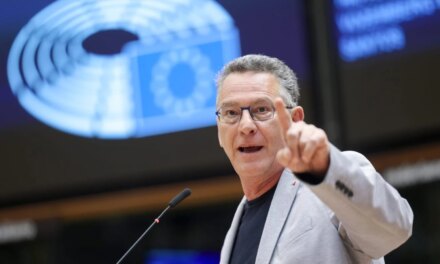 «Να παραιτηθεί ο υπουργός του μπάφου»